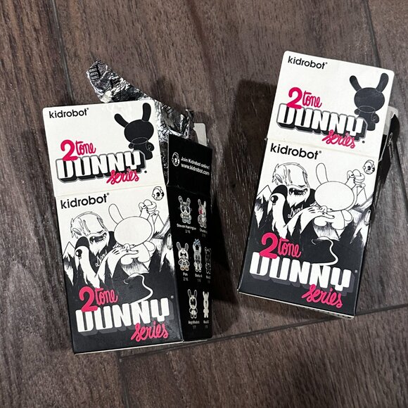 Kidrobot Dunny 2010 2tone series WHITE vinyl figure by Maxx242 with original box - Picture 3 of 4